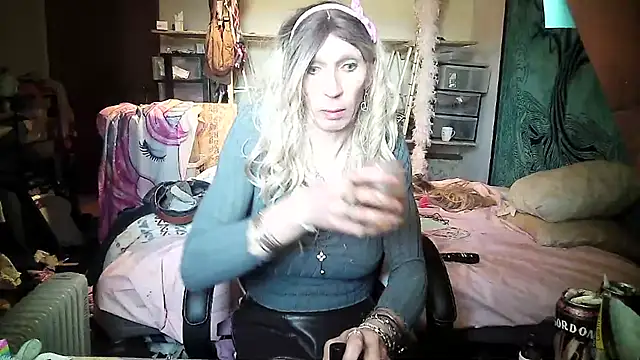 Snapshot of Ombeline1 chatting on 03-07-25, 10:35 Ombeline1 online show from 03-07-25, 10:35