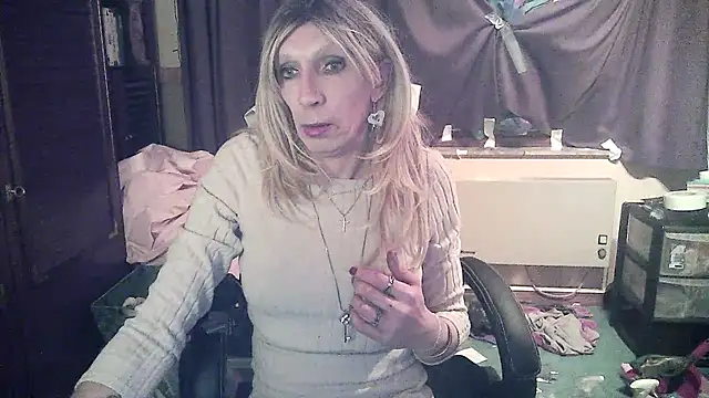 Snapshot of Ombeline1 chatting on 03-15-25, 04:13 Ombeline1 online show from 03-15-25, 04:13