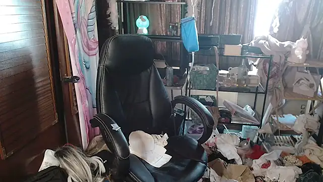 Snapshot of Ombeline1 chatting on 09-09-25, 04:17 Ombeline1 online show from 09-09-25, 04:17