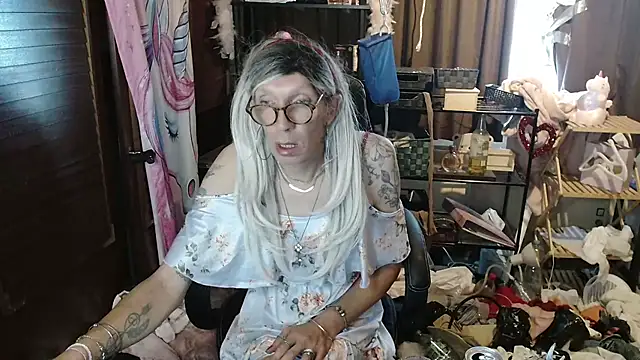 Snapshot of Ombeline1 chatting on 09-12-25, 05:24 Ombeline1 online show from 09-12-25, 05:24