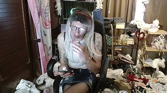 Snapshot of Ombeline1 chatting on 09-13-25, 05:29 Ombeline1 online show from 09-13-25, 05:29