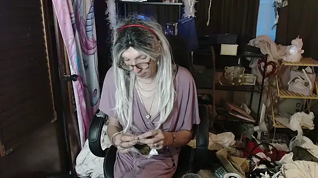 Snapshot of Ombeline1 chatting on 09-16-25, 04:57 Ombeline1 online show from 09-16-25, 04:57