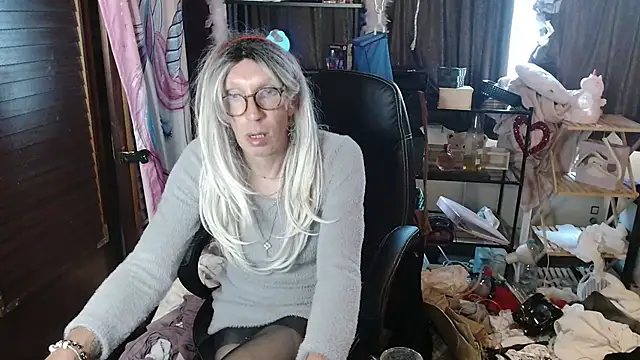 Snapshot of Ombeline1 chatting on 09-16-25, 05:03 Ombeline1 online show from 09-16-25, 05:03