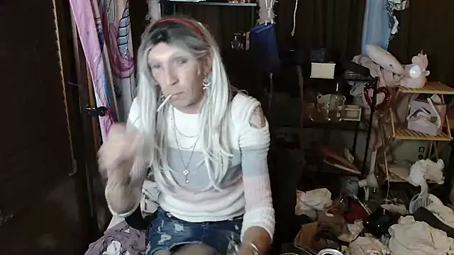 Snapshot of Ombeline1 chatting on 09-19-25, 06:19 Ombeline1 online show from 09-19-25, 06:19