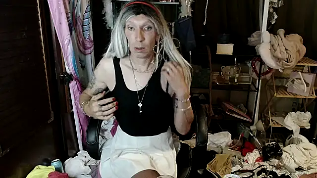 Snapshot of Ombeline1 chatting on 09-24-25, 12:58 Ombeline1 online show from 09-24-25, 12:58