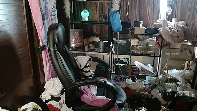 Snapshot of Ombeline1 chatting on 09-25-25, 12:31 Ombeline1 online show from 09-25-25, 12:31