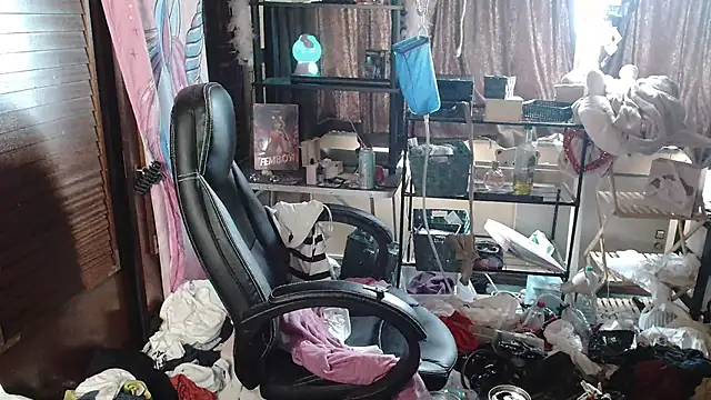 Snapshot of Ombeline1 chatting on 09-26-25, 12:42 Ombeline1 online show from 09-26-25, 12:42