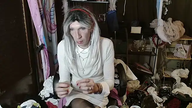 Snapshot of Ombeline1 chatting on 09-27-25, 05:51 Ombeline1 online show from 09-27-25, 05:51