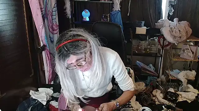 Snapshot of Ombeline1 chatting on 09-28-25, 05:57 Ombeline1 online show from 09-28-25, 05:57