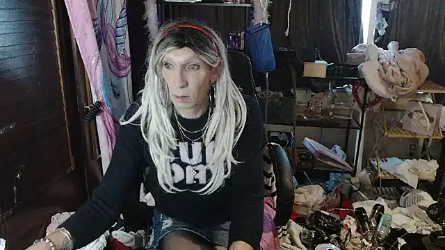 Snapshot of Ombeline1 chatting on 10-04-25, 07:39 Ombeline1 online show from 10-04-25, 07:39