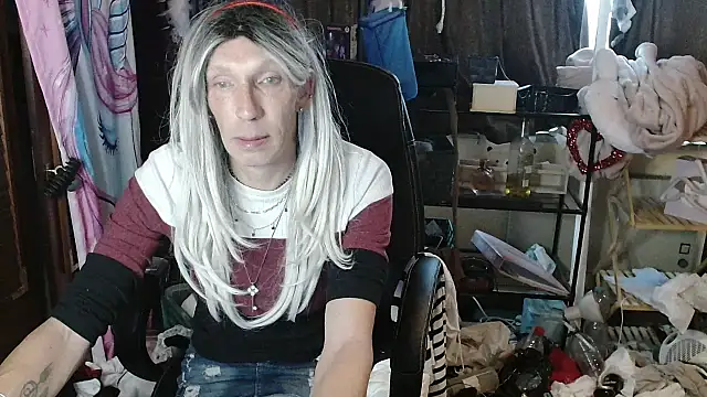 Snapshot of Ombeline1 chatting on 10-05-25, 04:16 Ombeline1 online show from 10-05-25, 04:16