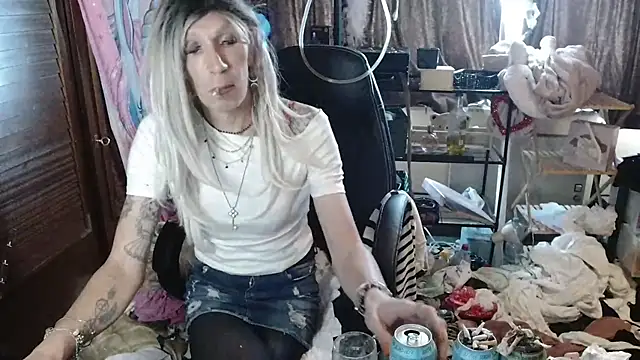 Snapshot of Ombeline1 chatting on 10-09-25, 09:18 Ombeline1 online show from 10-09-25, 09:18