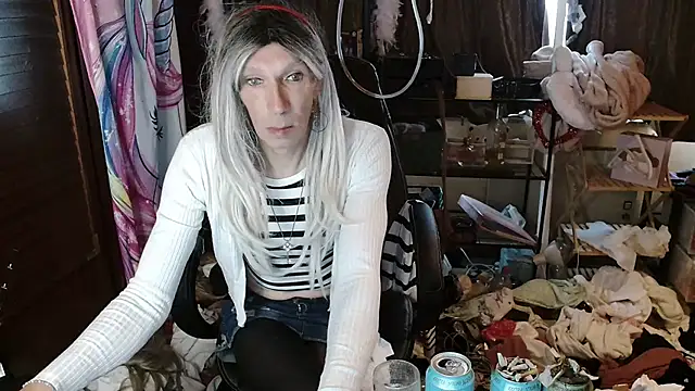 Snapshot of Ombeline1 chatting on 10-12-25, 08:24 Ombeline1 online show from 10-12-25, 08:24