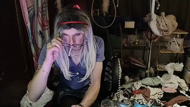 Snapshot of Ombeline1 chatting on 10-12-25, 09:25 Ombeline1 online show from 10-12-25, 09:25