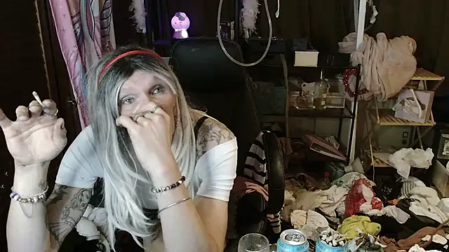 Snapshot of Ombeline1 chatting on 10-13-25, 05:35 Ombeline1 online show from 10-13-25, 05:35