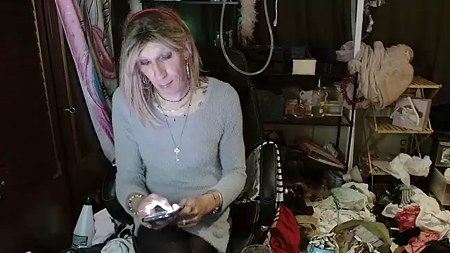 Snapshot of Ombeline1 chatting on 10-16-25, 10:00 Ombeline1 online show from 10-16-25, 10:00