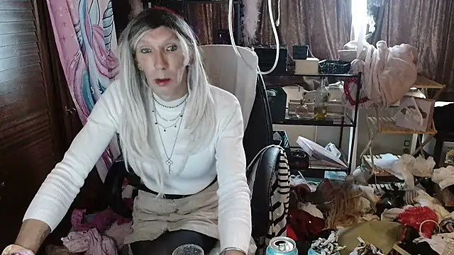 Snapshot of Ombeline1 chatting on 10-19-25, 12:06 Ombeline1 online show from 10-19-25, 12:06