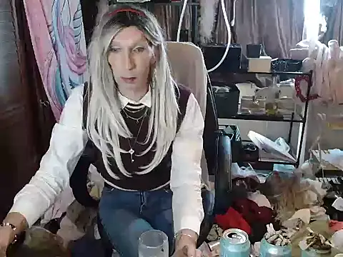 Snapshot of Ombeline1 chatting on 10-20-25, 08:15 Ombeline1 online show from 10-20-25, 08:15