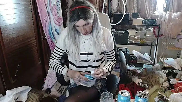 Snapshot of Ombeline1 chatting on 10-21-25, 02:07 Ombeline1 online show from 10-21-25, 02:07