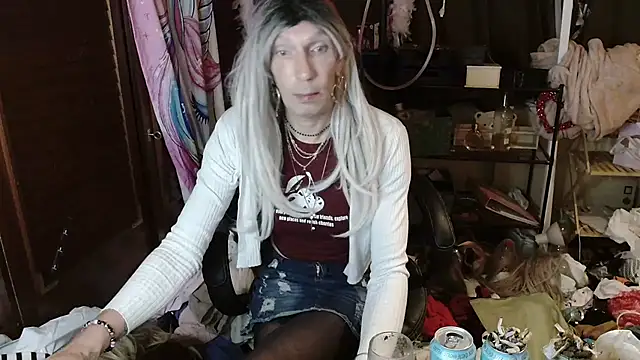 Snapshot of Ombeline1 chatting on 10-22-25, 04:24 Ombeline1 online show from 10-22-25, 04:24