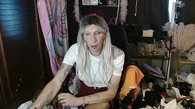 Snapshot of Ombeline1 chatting on 10-22-25, 04:29 Ombeline1 online show from 10-22-25, 04:29