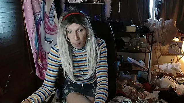 Snapshot of Ombeline1 chatting on 10-24-25, 06:32 Ombeline1 online show from 10-24-25, 06:32