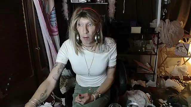 Snapshot of Ombeline1 chatting on 10-24-25, 07:32 Ombeline1 online show from 10-24-25, 07:32