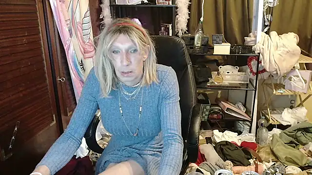 Snapshot of Ombeline1 chatting on 10-25-25, 04:57 Ombeline1 online show from 10-25-25, 04:57