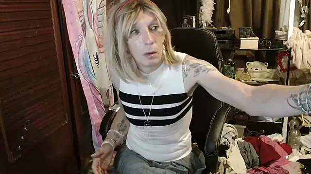 Snapshot of Ombeline1 chatting on 10-29-25, 07:04 Ombeline1 online show from 10-29-25, 07:04