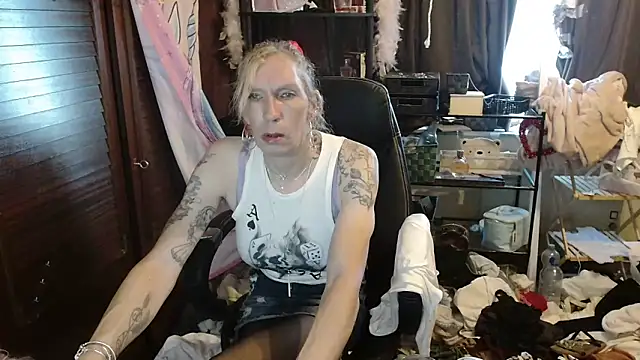 Snapshot of Ombeline1 chatting on 10-30-25, 07:10 Ombeline1 online show from 10-30-25, 07:10