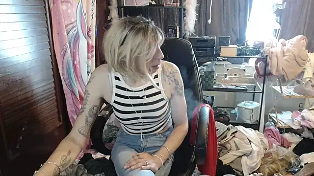 Snapshot of Ombeline1 chatting on 10-31-25, 11:55 Ombeline1 online show from 10-31-25, 11:55