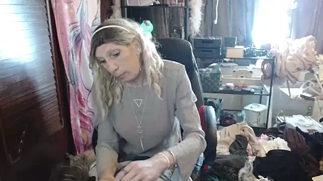 Snapshot of Ombeline1 chatting on 11-02-25, 11:34 Ombeline1 online show from 11-02-25, 11:34