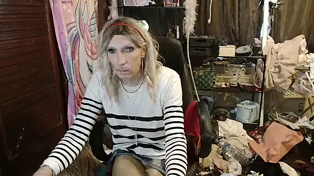 Snapshot of Ombeline1 chatting on 11-03-25, 02:07 Ombeline1 online show from 11-03-25, 02:07