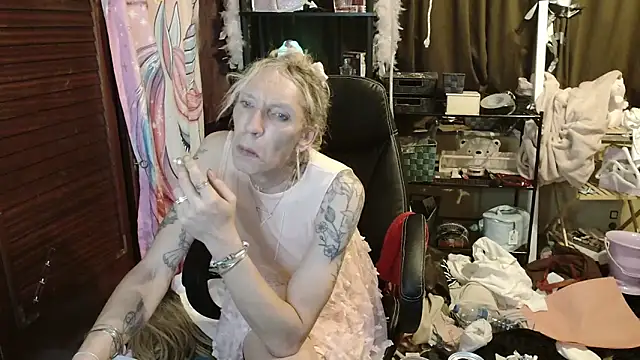 Snapshot of Ombeline1 chatting on 11-04-25, 02:54 Ombeline1 online show from 11-04-25, 02:54