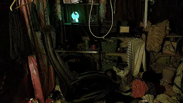 Snapshot of Ombeline1 chatting on 11-10-25, 11:15 Ombeline1 online show from 11-10-25, 11:15