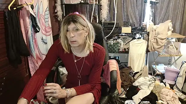 Snapshot of Ombeline1 chatting on 11-11-25, 11:21 Ombeline1 online show from 11-11-25, 11:21