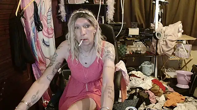 Snapshot of Ombeline1 chatting on 11-12-25, 06:36 Ombeline1 online show from 11-12-25, 06:36