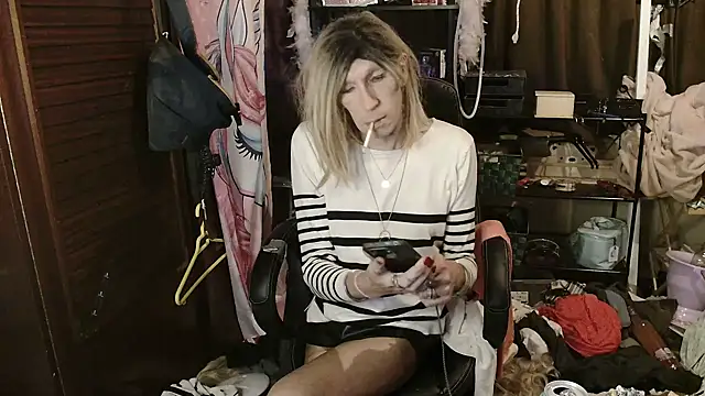 Snapshot of Ombeline1 chatting on 11-18-25, 09:52 Ombeline1 online show from 11-18-25, 09:52