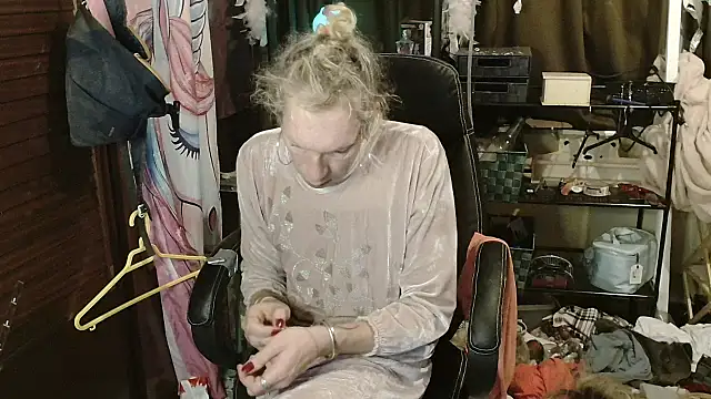 Snapshot of Ombeline1 chatting on 11-20-25, 05:51 Ombeline1 online show from 11-20-25, 05:51