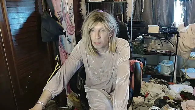 Snapshot of Ombeline1 chatting on 11-21-25, 10:58 Ombeline1 online show from 11-21-25, 10:58