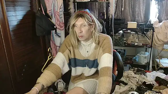 Snapshot of Ombeline1 chatting on 11-22-25, 02:16 Ombeline1 online show from 11-22-25, 02:16