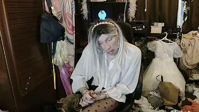 Snapshot of Ombeline1 chatting on 11-28-25, 03:47 Ombeline1 online show from 11-28-25, 03:47