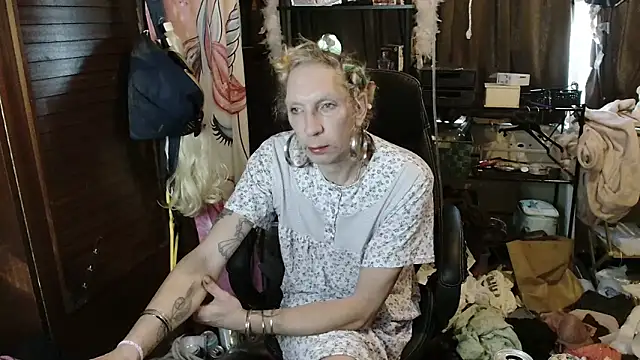 Snapshot of Ombeline1 chatting on 11-29-25, 08:06 Ombeline1 online show from 11-29-25, 08:06