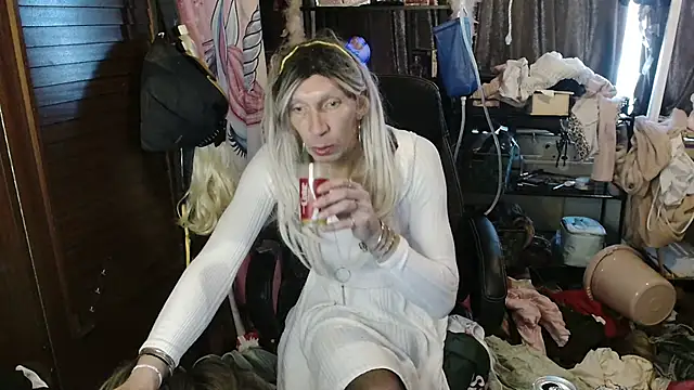 Snapshot of Ombeline1 chatting on 12-05-25, 09:18 Ombeline1 online show from 12-05-25, 09:18