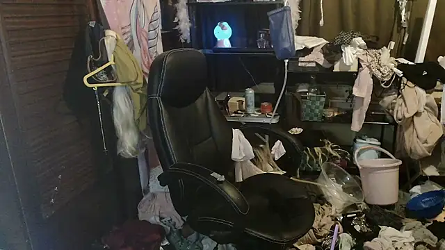 Ombeline1 online show from 12-17-25, 07:09