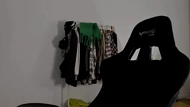 Snapshot of emmamurrr chatting on 12-22-24, 07:52 emmamurrr online show from 12-22-24, 07:52