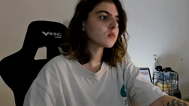 Snapshot of emmamurrr chatting on 12-23-24, 07:20 emmamurrr online show from 12-23-24, 07:20