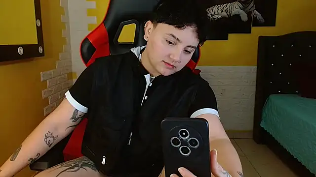 isabeautyx19 online show from 10-20-25, 02:56