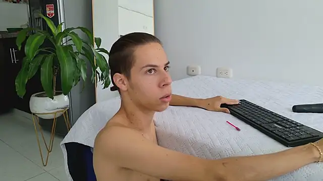 Snapshot of grey___27 chatting on 03-13-25, 06:34 grey 27 online show from 03-13-25, 06:34