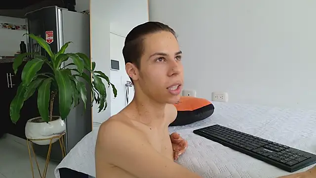 Snapshot of grey___27 chatting on 03-21-25, 02:18 grey 27 online show from 03-21-25, 02:18